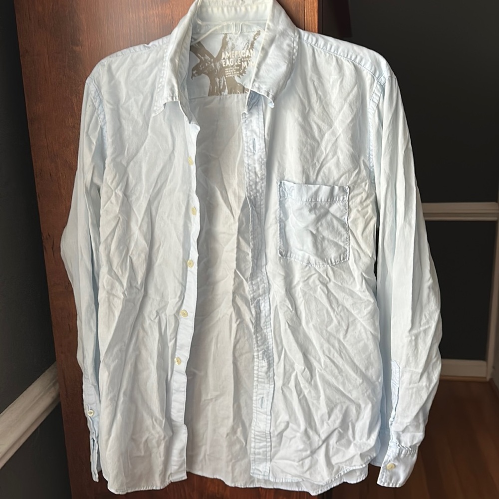Men’s American Eagle button up. Logo on pocket.